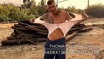 Thomas.J ถอดเสื้อผ้า - การแสดงเดี่ยว