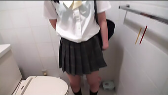 Ragazza Giapponese Si Masturba In Bagno In Un Video A Tema Harajuku