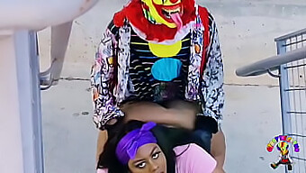 L'Incontro Birichino Di Gibby Il Clown Con La Prosperosa Ebony Su Un'Autostrada Trafficata