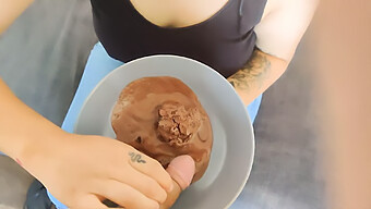 Una Milf Amatoriale Gode Nel Mangiare Fuori Con Un Cazzo Enorme