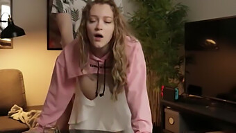 Ragazza Universitaria Dalle Grandi Tette Gode Del Cazzo In Un Video Fatto In Casa