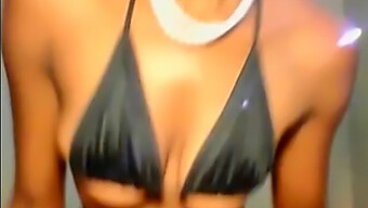 Seorang Gadis Afrika-Amerika Yang Menawan Menikmati Dirinya Sendiri Di Webcam